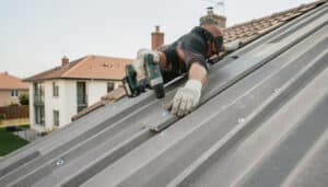 Fixation des plaques en fibrociment sur toiture